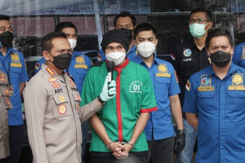 Tersangka Erdian Aji Prihartanto alias Anji dihadirkan saat rilis penyalahgunaan narkoba di Polres Jakarta Barat, Jakarta, Rabu, (16/6). Foto: Ronny