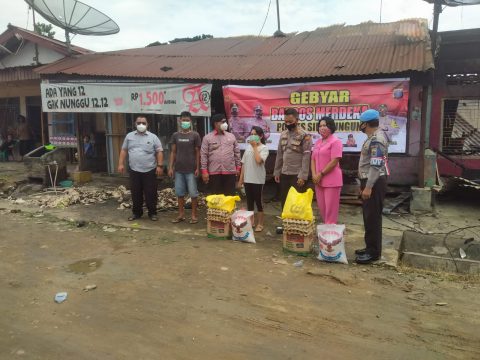 Polsek Bangun, Kabupaten Simalungun, saat memberikan Bantuan kepada korban Kebakaran di Bukit Maraja. Foto: Humas Polres Simalungun.
