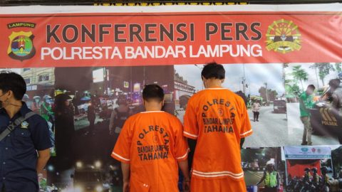 Kedua tersangka peredaran Narkoba di Bandar Lampung. | Foto: Bella Sardio /Lampung Geh