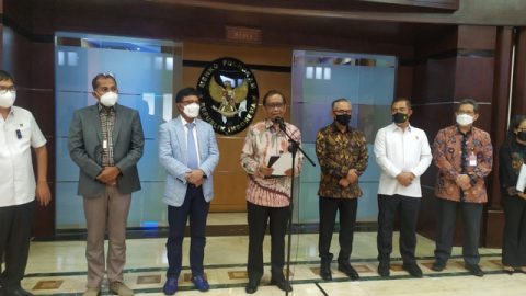 Menko Polhukam Mahfud MD memeberikan keterangan mengenai pinjol ilegal, Selasa (19/10). Foto: Kemenkopolhukam