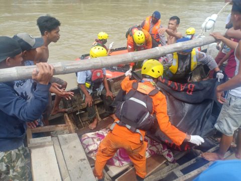 Polres Sergai saat mengevakuasi Mayat hanyut ditemukan. Foto: Polres Sergai.