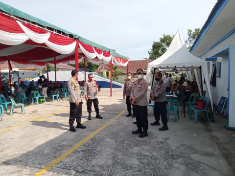 Dirsamapta Polda Sumut saat meninjau Gebyar Vaksinasi di Polres Serdang Bedagai. Foto: Istimewa.