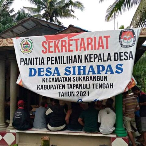 Masyarakat saat menggeruduk Kantor Panitia Pemilihan Kepala Desa, di Kabupaten Tapanuli Tengah. Foto: Istimewa.