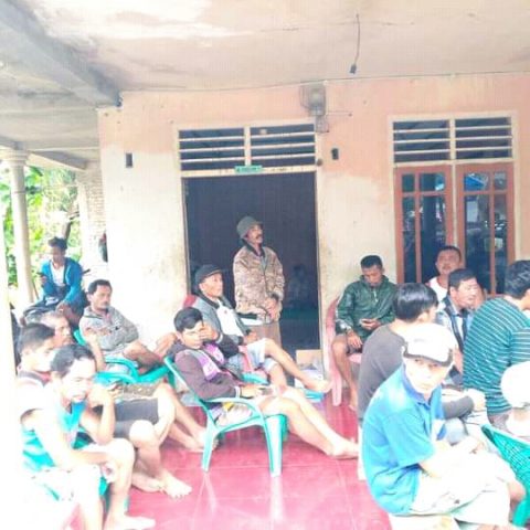 Masyarakat saat menggeruduk Kantor Panitia Pemilihan Kepala Desa, di Kabupaten Tapanuli Tengah. Foto: Istimewa.