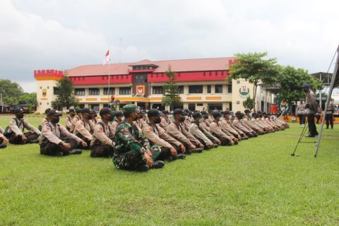 Siswa Diktukba Polri SPN Polda Sumut saat mengunjungi Mako Brimob Sumut. Foto: Istimewa.