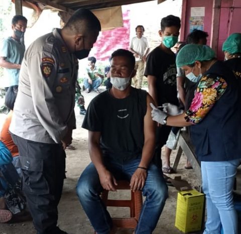 Kapolsek Dolok Silau AKP G.K Manurung saat mendampingi pelaksanaan Vaksinasi di Nagori Panribuan Kecamatan Dolok Silau Kabupaten Simalungun. Foto: Humas Polres Simalungun.