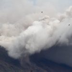 Awan panas meluncur dari kawah Gunung Semeru terlihat dari Pronojiwo, Lumajang, Jawa Timur, Senin (6/12/2021). Foto: Ari Bowo Sucipto/Antara Foto
