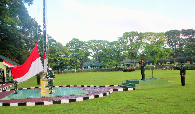 Pengibaran Bendera Merah Putih pada Upacara HUT Ke-77 Kemerdekaan RI di Rindam I/BB. Foto: Dok. Rindam.