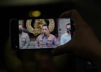 Kapolri Jenderal Pol Listyo Sigit Prabowo menyampaikan keterangan kepada wartawan di Mabes Polri, Jakarta Selatan, Kamis (4/8/2022). Foto: Jamal Ramadhan/kumparan