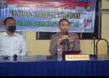 Didampingi Kasat Reskrim, Kapolres Pematang Siantar AKBP Fernando saat konferensi Pers terkait aksi Unjukrasa Tolak Kenaikan BBM yang berujung Ricuh. Senin, (05/09/2022) malam. Foto: Redaksi.