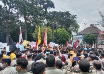 Aksi Mahasiswa Pematang Siantar di Depan Kantor DPRD Kota Pematang Siantar. Foto: AS.