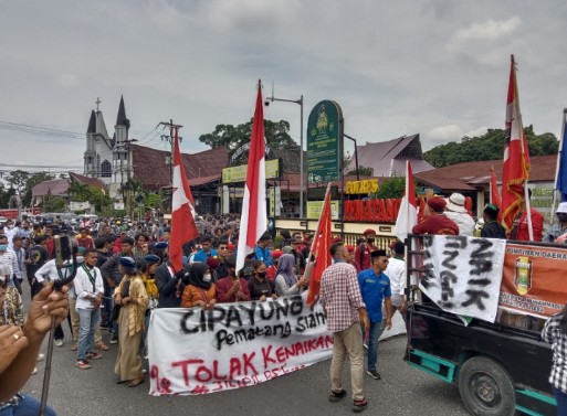 Cipayung Plus Kota Pematang Siantar saat berunjukrasa di depan Kantor Polres Pematang Siantar. Foto : AS.