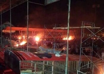 Kondisi Stadion H Dimurthala Lampineung Banda Aceh saat dibakar massa setelah laga Persiraja Banda Aceh vs PSMS Medan batal karena lampu stadion mati, di Banda Aceh, Senin malam (5/9/2022). Foto: Rahmat Fajri/Antara