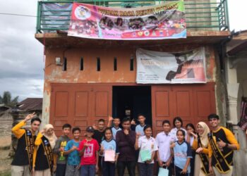 Duta Bahasa Sumut 2022 foto bersama dengan Founder Rumah Baca Pelita Frans Sipayung. Foto: Dok. Rumah Baca Pelita.