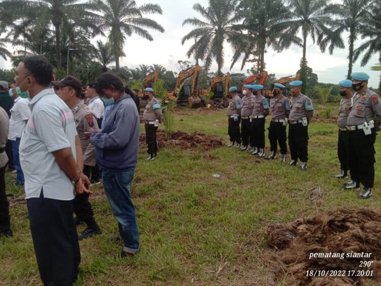 Personil Polsek Siantar Martoba dan Polres Pematang Siantar saat monitoring dan pelaksanaan pengamanan Okupasi di PTPN III Kebun Bangun. Foto: Dok. Polsek Siantar Martoba.