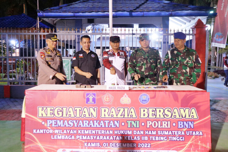 Petugas Lapas Tebing Tinggi saat melangsungkan Razia Bersama. Foto: Humas Lapas Tebing Tinggi.