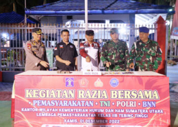 Petugas Lapas Tebing Tinggi saat melangsungkan Razia Bersama. Foto: Humas Lapas Tebing Tinggi.