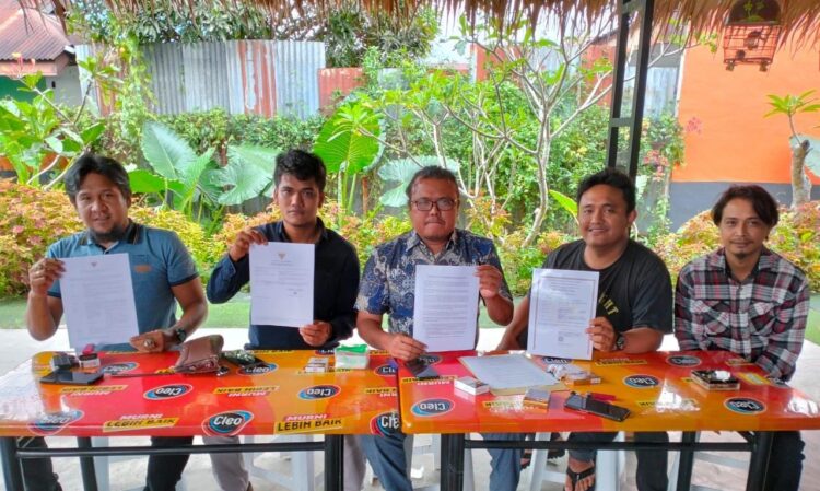 Penasihat Hukum Koin Bar saat melakukan Konferensi Pers terkait Kelengkapan Ijin dan Dokumen Administrasi Pengoperasian Tempat Hiburan. Foto: Istimewa.