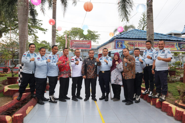 Foto bersama dengan Ditwatkeshab. Foto: Lapas Tebing Tinggi.