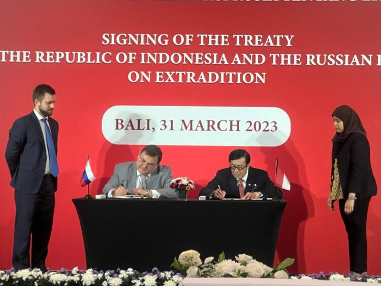 Menteri Hukum dan Hak Asasi Manusia (Menkumham), Yasonna H. Laoly, bersama Menteri Hukum Federasi Rusia menandatangani perjanjian. Foto: Istimewa.