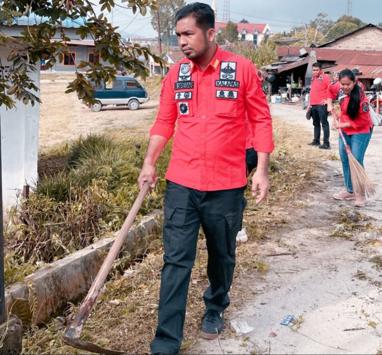 Kalapas Siborongborong saat bergotong royong guna ciptakan lingkungan bersih. Foto: istimewa.