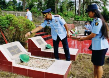 Lapas Siborongborong saat melakukan tabur bunga di Taman Makam Pahlawan Tarutung. Foto: Lapas Siborongborong.