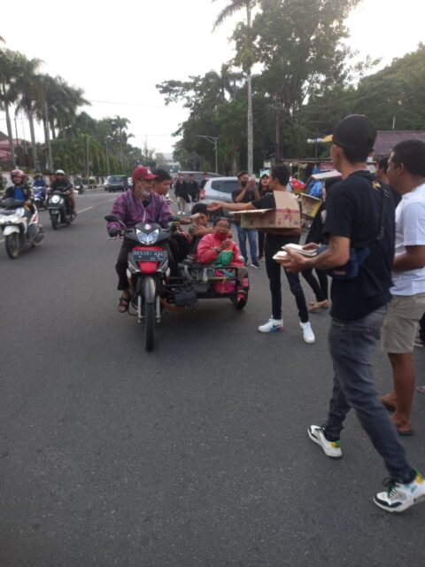 Keluarga Besar Billy Siregar saat berbagi takjil di Sekitar Jalan Merdeka, Kota Pematang Siantar, Sumut. Foto: Istimewa.