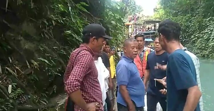 Perdebatan kelompok masyarakat dengan Tn Parulian Damanik salah satu keturunan opung naihorsik di Lokasi Pemandian Bah Damanik. Foto: Istimewa.