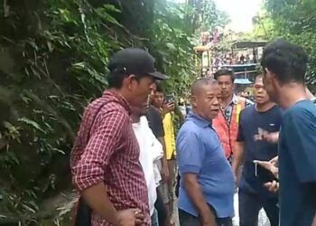 Perdebatan kelompok masyarakat dengan Tn Parulian Damanik salah satu keturunan opung naihorsik di Lokasi Pemandian Bah Damanik. Foto: Istimewa.