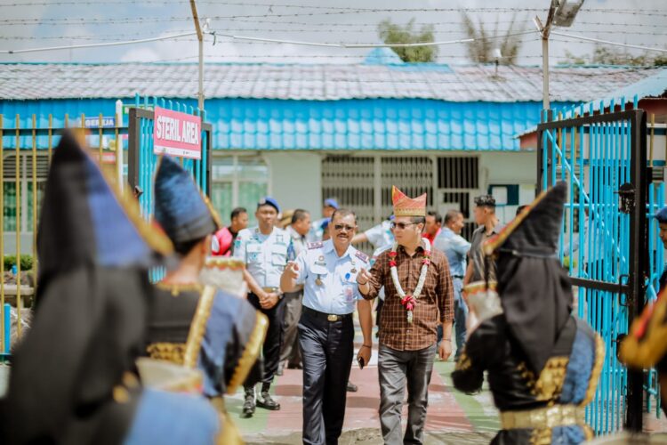 Bane Raja Manalu saat tiba di Rutan Kelas IIB Sidikkalang. Foto: Dok. Istimewa.