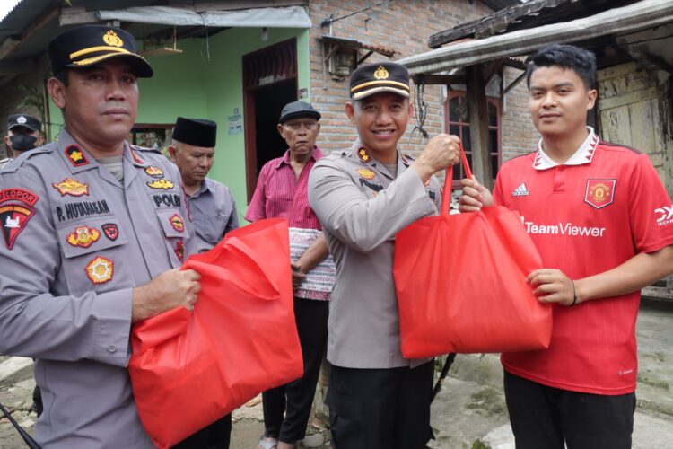 Kapolres Pematang Siantar saat Door to Door memberikan bansos kepada Masyarakat. Foto: Istimewa.