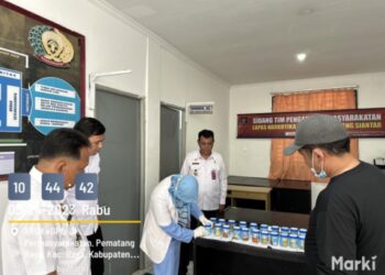 Kegiatan tes Urine Lapas Narkotika Kelas IIA Pematang Siantar. Foto: Istimewa.