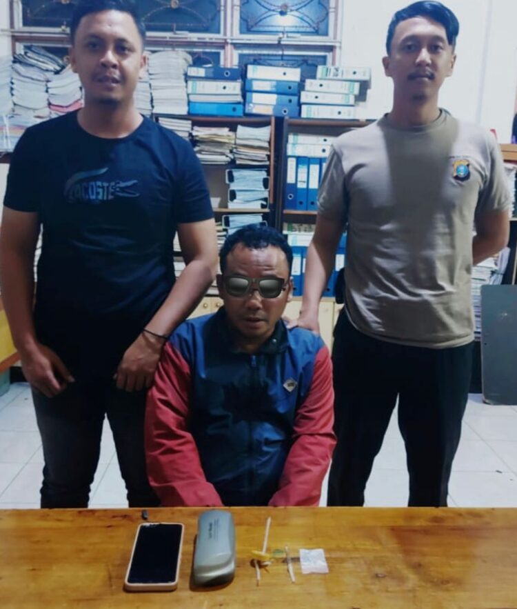 Seorang pelaku diamankan bersama barang bukti. Foto: Humas Polres Simalungun.