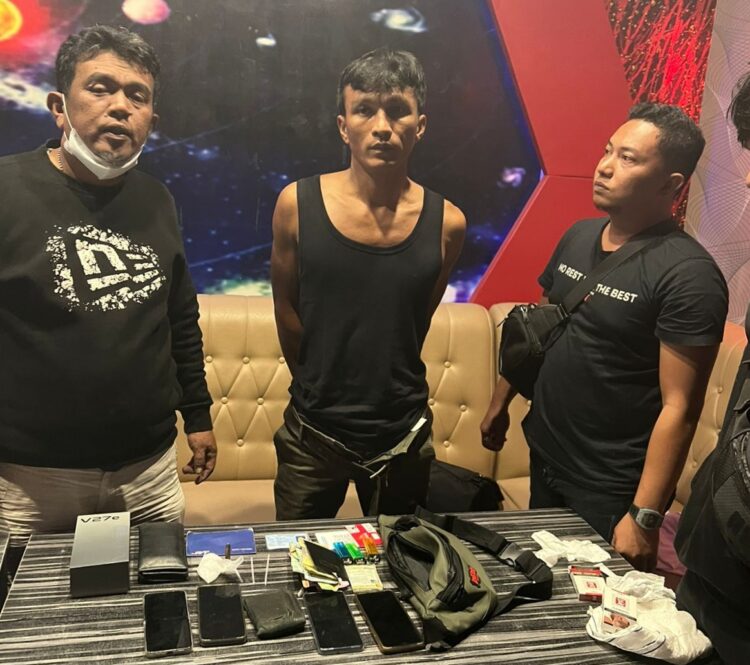 (Tengah) Jaita Hutabarat saat ditangkap Polres Simalungun di salah satu Hotel di Kabupaten Tapanuli Utara. Foto: Dok Istimewa.
