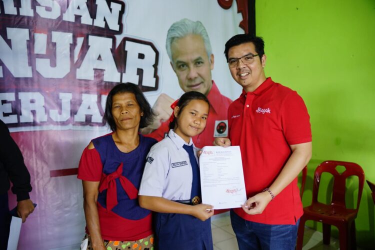 Bane Raja Manalu Foto bersama dengan Siswi penerima Program Indonesia Pintar (PIP). Foto: Istimewa.