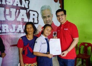 Bane Raja Manalu Foto bersama dengan Siswi penerima Program Indonesia Pintar (PIP). Foto: Istimewa.