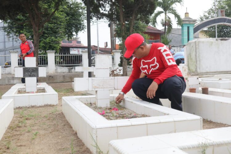 Sejumlah pegawai Lapas Kelas IIB Tebing Tinggi saat melakukan bersih-bersih di Taman Makam Pahlawan (TMP) Kota Tebing Tinggi. Foto: Dok. Istimewa.