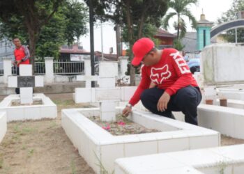 Sejumlah pegawai Lapas Kelas IIB Tebing Tinggi saat melakukan bersih-bersih di Taman Makam Pahlawan (TMP) Kota Tebing Tinggi. Foto: Dok. Istimewa.