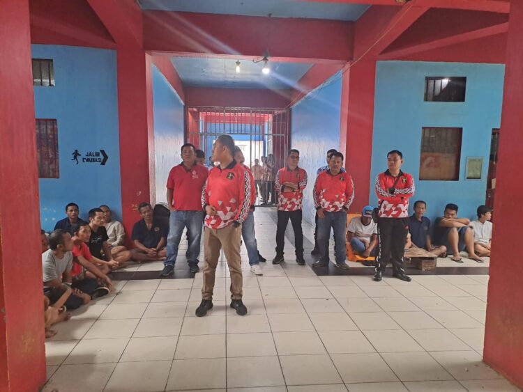 KPLP Lapas Narkotika Kelas IIA Pematang Siantar, Ucok P Sinabang saat memberikan pengarhaan kepada Warga Binaan Pemasyarakatan. Foto: Dok. Istimewa.