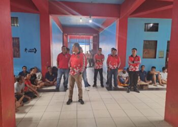 KPLP Lapas Narkotika Kelas IIA Pematang Siantar, Ucok P Sinabang saat memberikan pengarhaan kepada Warga Binaan Pemasyarakatan. Foto: Dok. Istimewa.