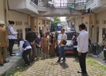 Personil BNN Pematang Siantar, saat melakukan tes urine kepada Penghuni Kost Landies, Jalan Nusa Indah, Kota Pematang Siantar. Foto: Istimewa.