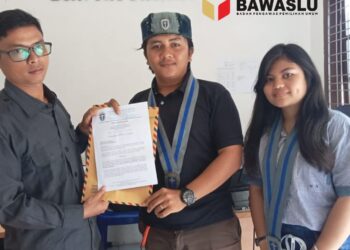 BPC GMKI Pematang Siantar -Simalungun saat memberikan surat kepada Bawaslu kabupaten Simalungun. Foto: Dok. Istimewa.
