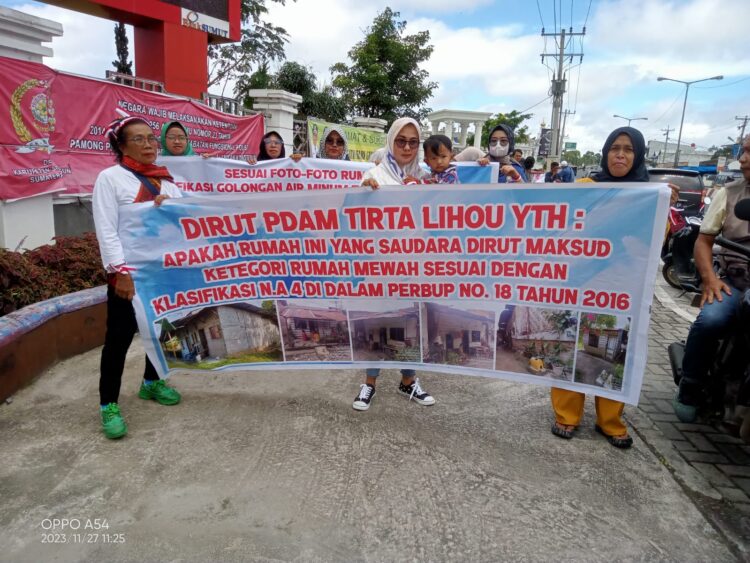 Warga saat mengelar aksi demonstrasi terkait kenaikan Tarif Air Minum di Kabupaten Simalungun. Foto: Istimewa.