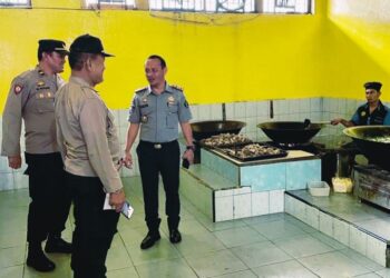 Kalapas Siborongborong saat mengajak Kapolsek Keliling Blok Hunian. Foto: Dok. Istimewa.