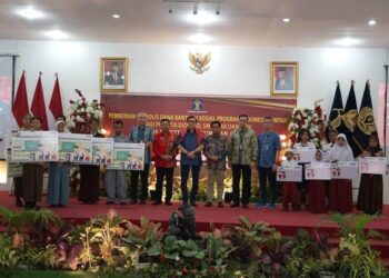 Kementerian Hukum dan HAM saat memberikan Bantuan Dana Pendidikan Program Indonesia Pintar di Sumatera Utara. Foto: Dok. Istimewa.