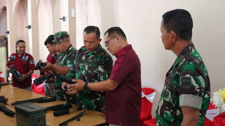 Pemeriksaan senjata Petugas Lapas Pematang Siantar. Foto: Lapas Kelas IIA Pematang Siantar.