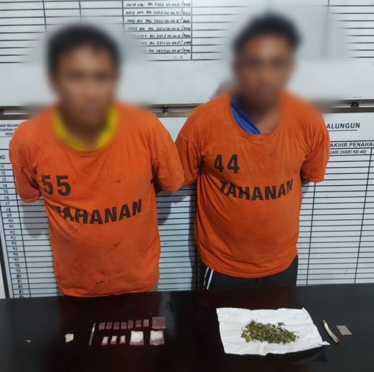 Tersangka pengedar Narkotika O alias Oliver dan DZ diamankan di Polres Simalungun. Foto: Dok. Istimewa.