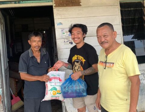 Crew Koin Bar dan KTV saat memberikan Sembako kepada sejumlah Masyarakat. Foto: Dok. Istimewa.