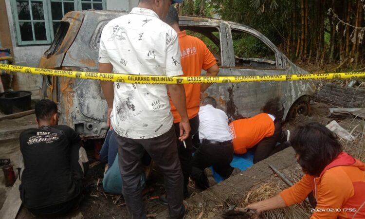 Mobil salah satu wartawan medan yang di bom molotov terduga suruhan bandar Narkoba Medan bernama Oyok. Foto: Redaksi.