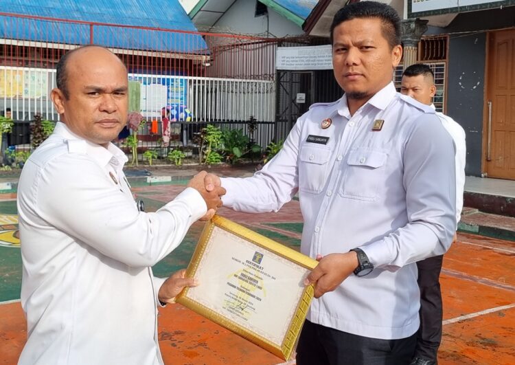 Karutan Tarutung saat memberi Piagam Penghargaan kepada Pegawai Teladan. Foto: Rutan Tarutung.